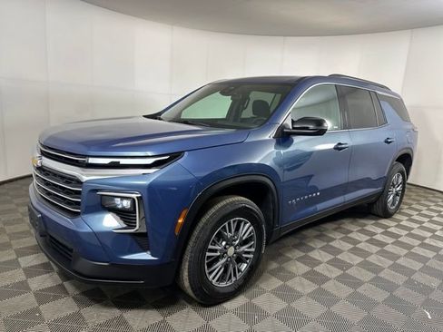 Used 2025 Chevrolet Traverse LT image 7