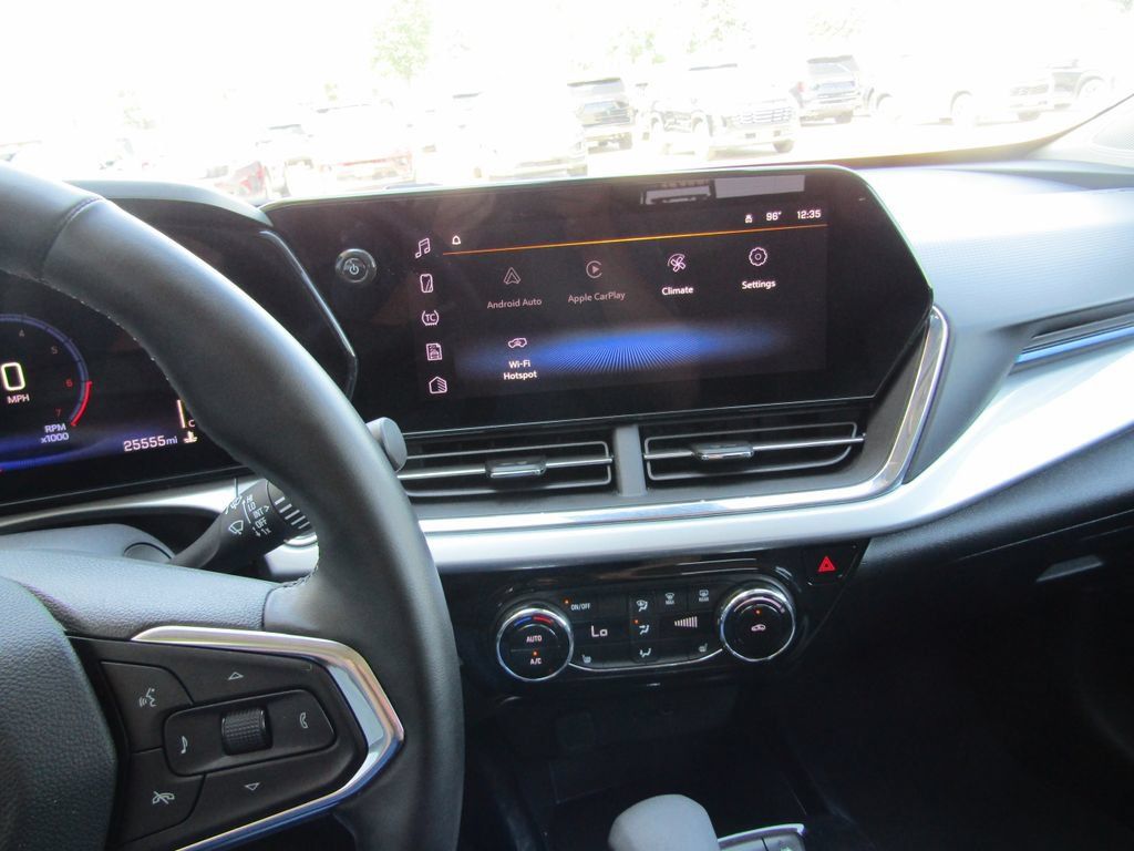 Used 2025 Chevrolet Trax LT w/ LT Convenience Package FWD image 24