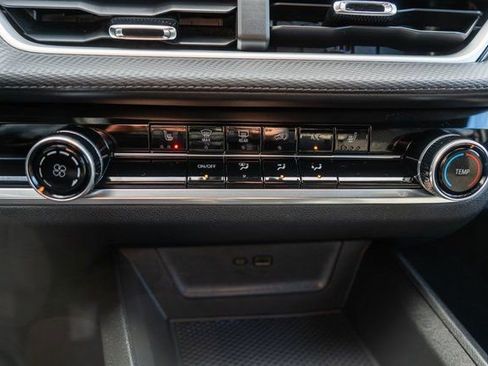 Used 2025 Chevrolet Equinox LT image 27