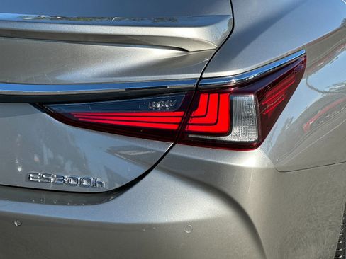 Used 2019 Lexus ES 300h image 32