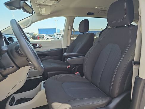 Used 2023 Chrysler Voyager LX FWD image 15