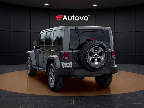 Used 2017 Jeep Wrangler Unlimited Sahara w/ Connectivity Group AWD/4WD image 3