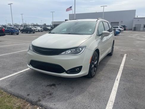 Used 2020 Chrysler Pacifica Touring-L Plus w/ S Appearance Package image 4