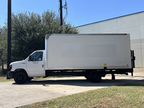 Used 2017 Ford E-350 and Econoline 350 Super Duty image 2