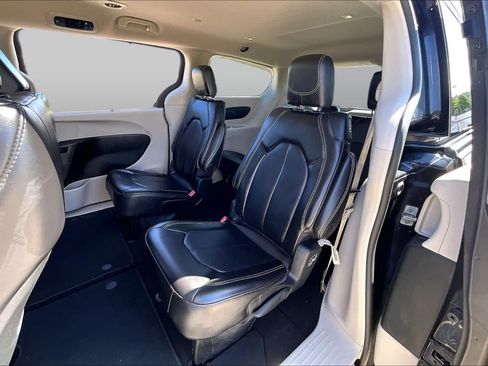 Used 2024 Chrysler Pacifica Touring-L FWD image 17