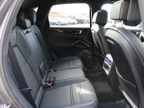 Used 2022 Porsche Cayenne image 24