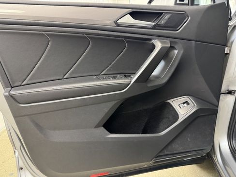 Used 2022 Volkswagen Tiguan SE image 8