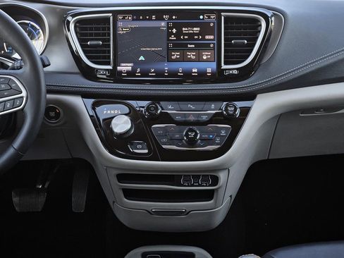 Used 2024 Chrysler Pacifica Select image 15