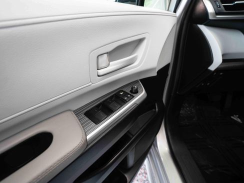 Used 2025 Toyota Sienna LE w/ LE Plus Package AWD/4WD image 7