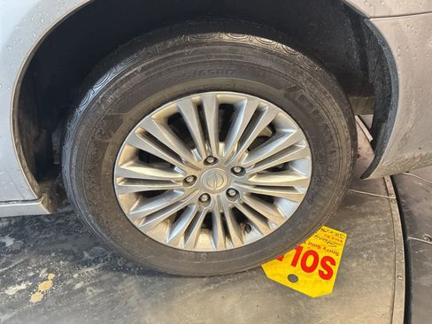 Used 2016 Chrysler Town & Country Touring-L w/ Driver Convenience Group image 9