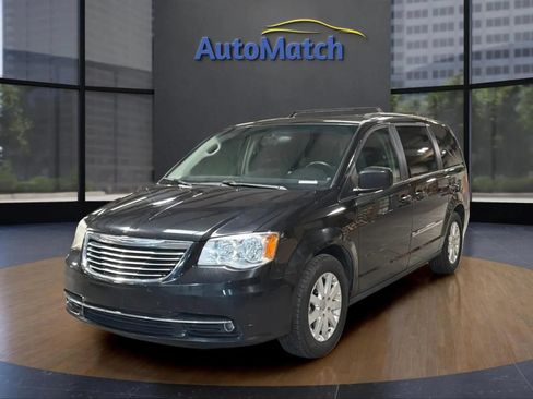 Used 2015 Chrysler Town & Country Touring FWD image 3