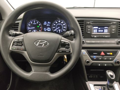 Used 2018 Hyundai Elantra SE image 22