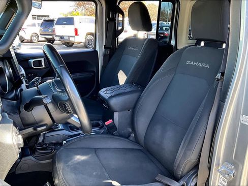Used 2018 Jeep Wrangler Unlimited Sahara image 7