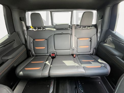 Used 2025 GMC Sierra 1500 AT4 w/ AT4 Premium Package AWD/4WD image 19