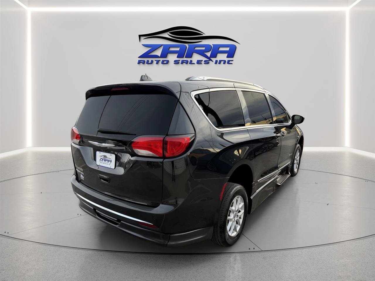 Used 2020 Chrysler Pacifica Touring-L FWD image 6
