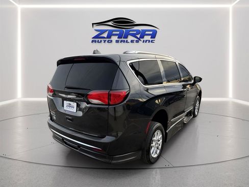 Used 2020 Chrysler Pacifica Touring-L FWD image 6