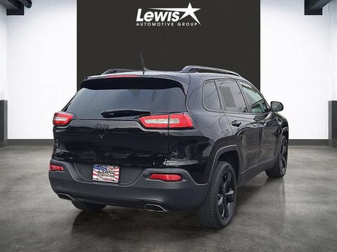 Used 2018 Jeep Cherokee Latitude w/ Altitude Package FWD image 4