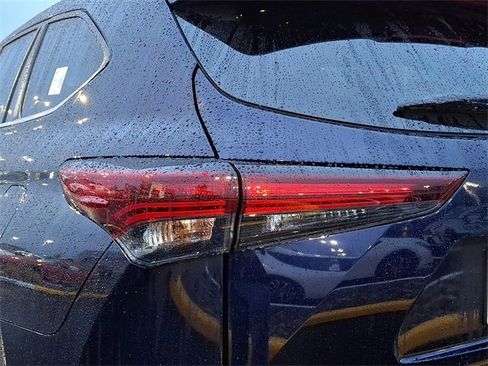 Certified 2024 Toyota Highlander XLE image 16