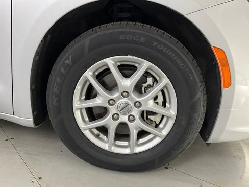 Used 2023 Chrysler Pacifica Touring-L image 34