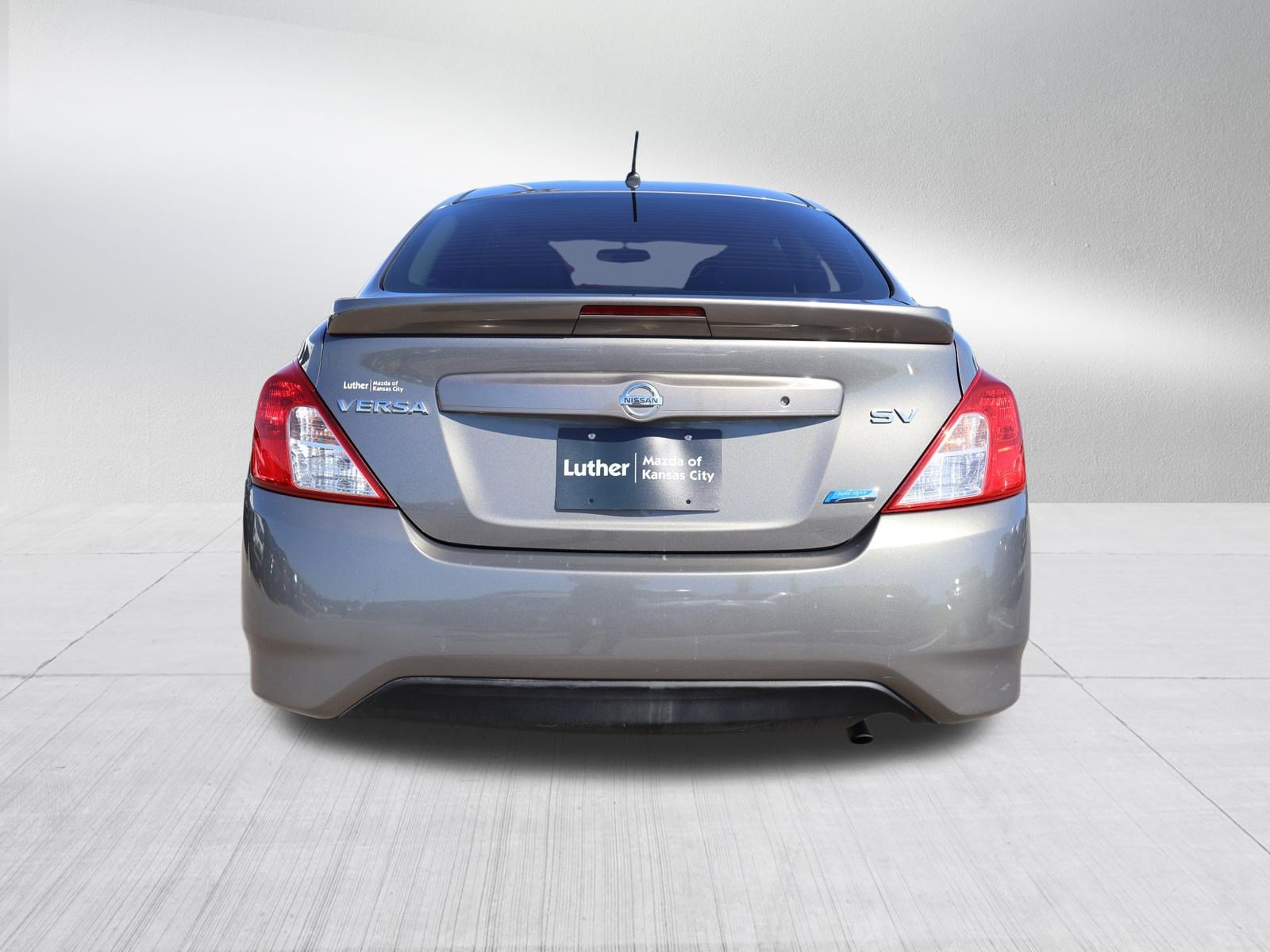 Used 2015 Nissan Versa SV FWD image 3