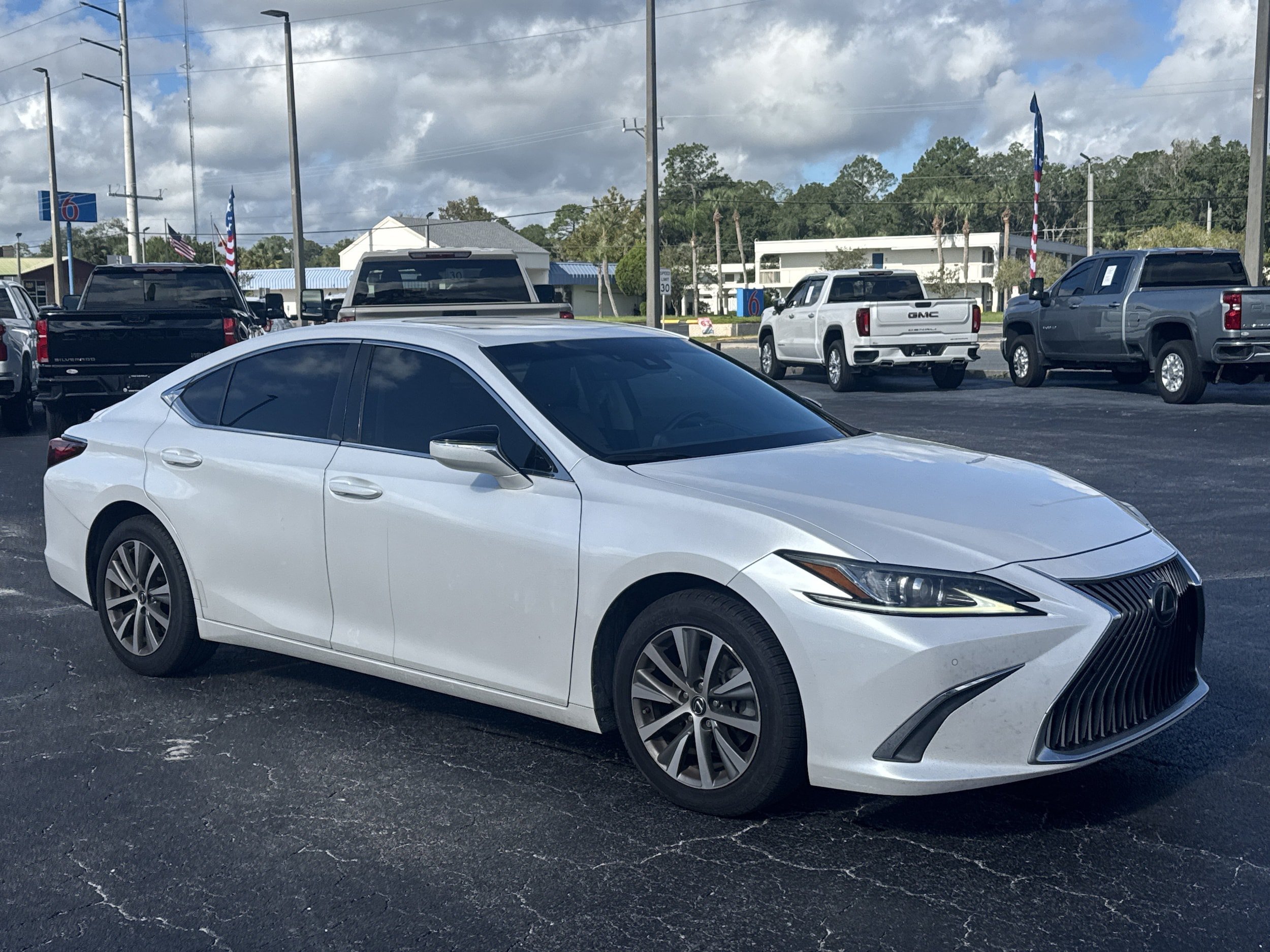 Used 2020 Lexus ES 350 w/ Premium Package FWD image 2