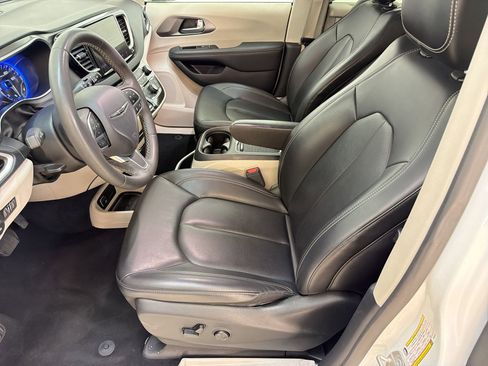Used 2023 Chrysler Pacifica Touring-L FWD image 5
