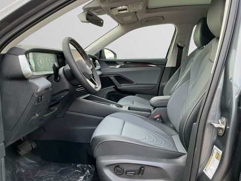 New 2025 Volkswagen Tiguan SE image 9