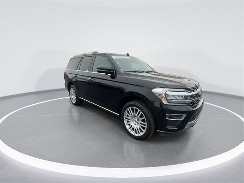 Used 2023 Ford Expedition Limited image 2