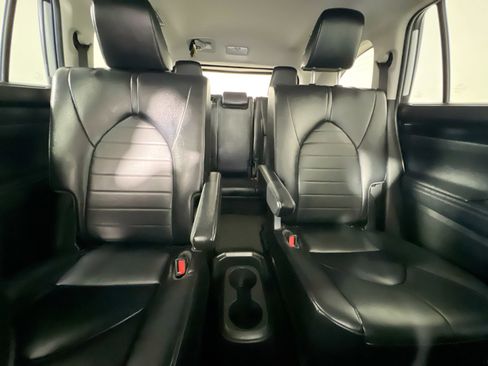 Used 2023 Toyota Highlander XLE image 33