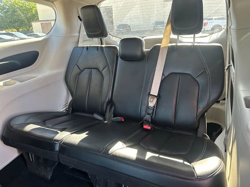 Used 2023 Chrysler Pacifica Touring-L FWD image 31