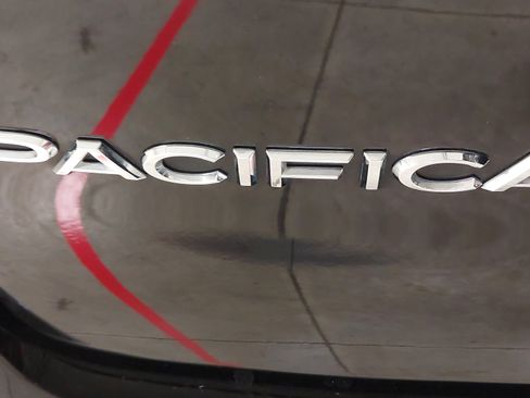 Used 2024 Chrysler Pacifica Touring-L image 32