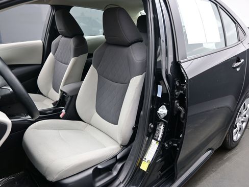 Used 2022 Toyota Corolla LE image 11