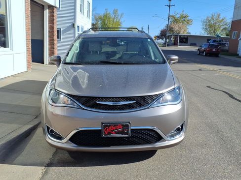 Used 2017 Chrysler Pacifica Touring-L FWD image 3