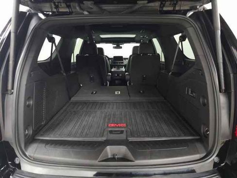 Used 2022 GMC Yukon XL SLT w/ SLT Premium Package image 9
