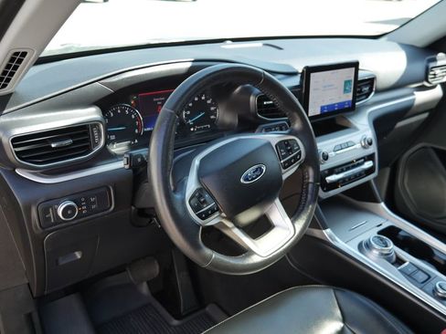 Used 2021 Ford Explorer XLT w/ Equipment Group 202A AWD/4WD image 10