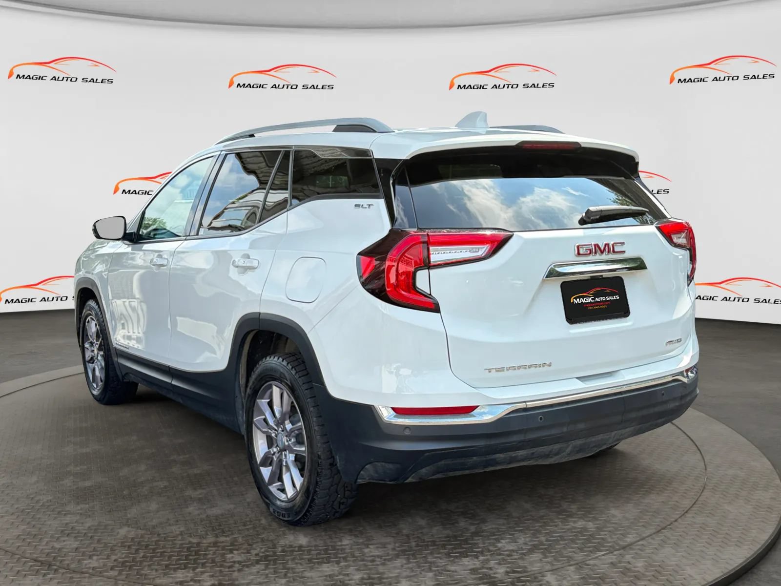 Used 2023 GMC Terrain SLT w/ Tech Package AWD/4WD image 8