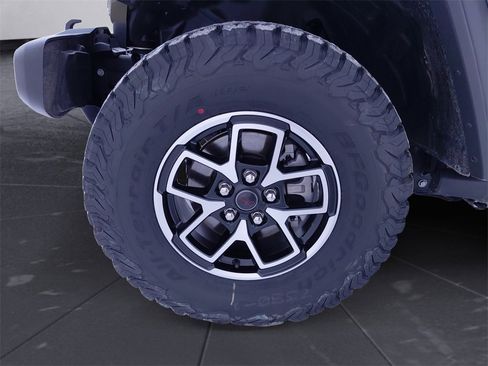 Used 2025 Jeep Wrangler Willys image 14