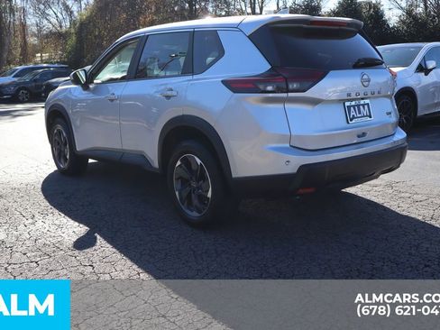 Used 2024 Nissan Rogue SV image 9
