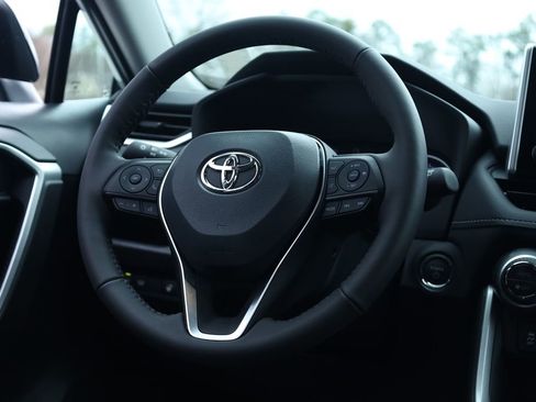 Used 2025 Toyota RAV4 XLE image 5