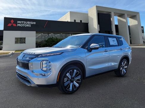 New 2025 Mitsubishi Outlander SE image 1