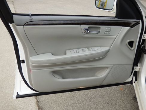 Used 2011 Cadillac DTS Luxury FWD image 22