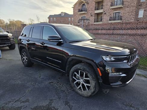 Used 2024 Jeep Grand Cherokee Limited image 3