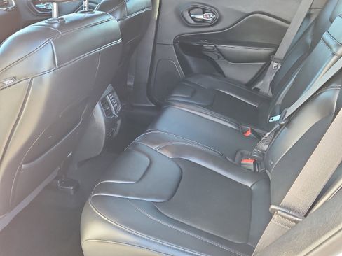 Used 2019 Jeep Cherokee Altitude image 11
