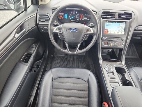 Used 2018 Ford Fusion SE w/ Equipment Group 201A image 7