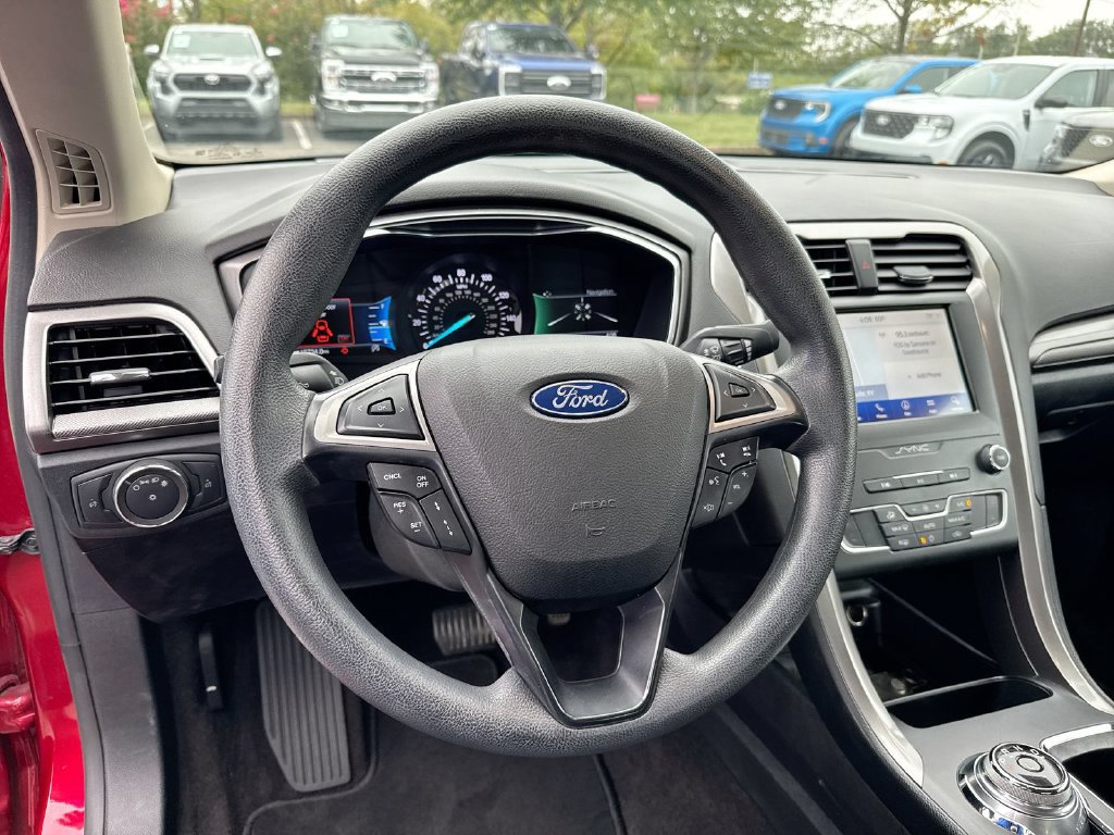Used 2020 Ford Fusion SE FWD image 11