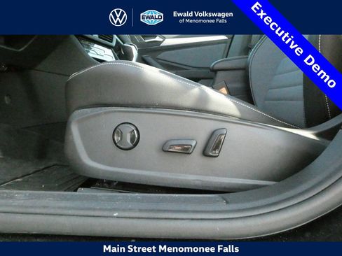 New 2025 Volkswagen Jetta SE image 8
