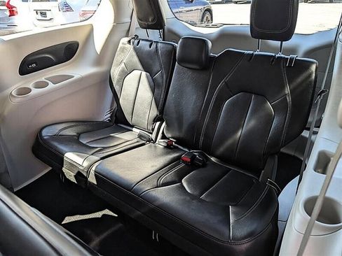 Used 2022 Chrysler Pacifica Touring-L w/ Uconnect Theater Family Group FWD image 26