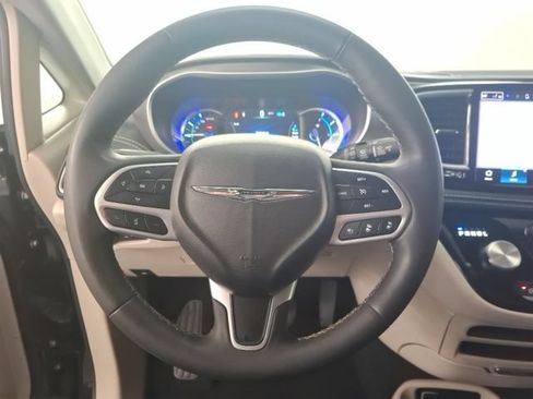 Used 2023 Chrysler Pacifica Touring-L FWD image 18