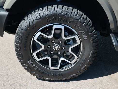 Used 2025 Ford Bronco Outer Banks AWD/4WD image 14