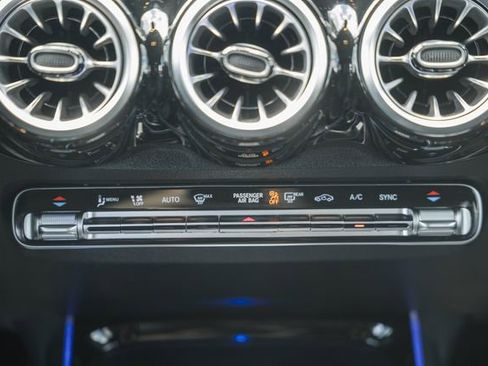 Used 2022 Mercedes-Benz GLB 250 4MATIC w/ Premium Package Lite image 24